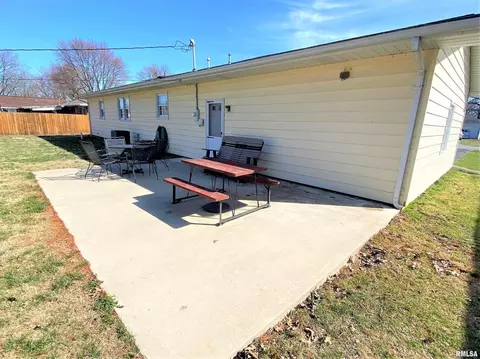 832 W 5th St, Flora, IL 62839 photo 3
