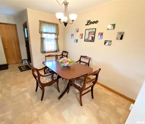 832 W 5th St, Flora, IL 62839 photo 14