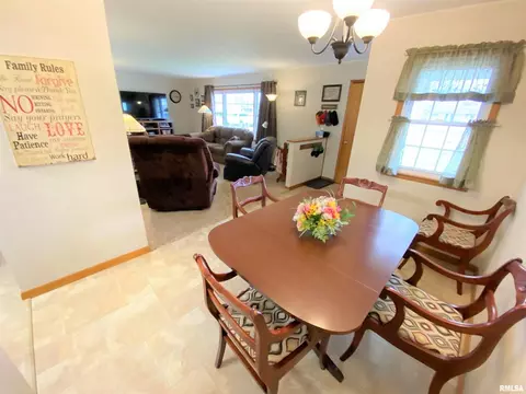 832 W 5th St, Flora, IL 62839 photo 11