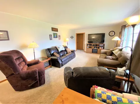 832 W 5th St, Flora, IL 62839 photo 8