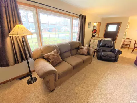 832 W 5th St, Flora, IL 62839 photo 10