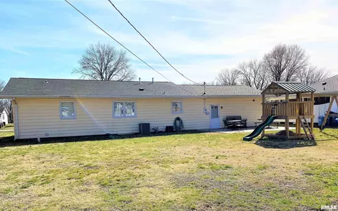832 W 5th St, Flora, IL 62839 photo 4