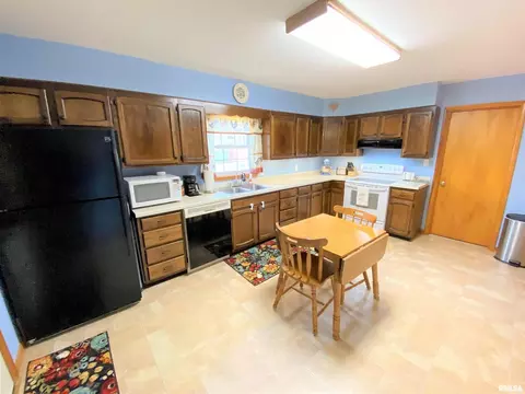 832 W 5th St, Flora, IL 62839 photo 17