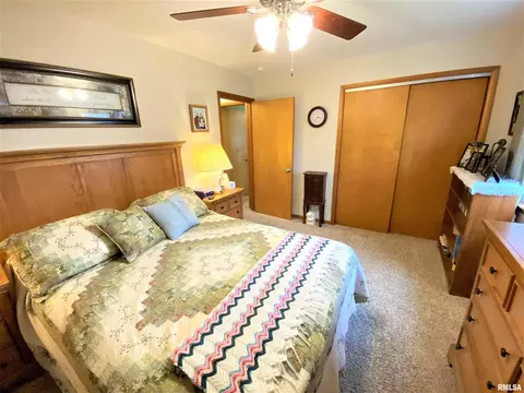 832 W 5th St, Flora, IL 62839 photo 27