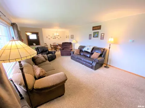 832 W 5th St, Flora, IL 62839 photo 9