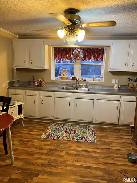 907 Grant St, Eldorado, IL 62930 photo 3