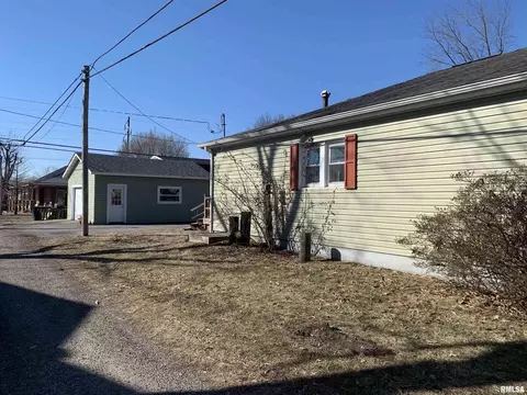 238 N Douglas St, Centralia, IL 62801 photo 3