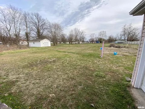 227 W Maple St, Flora, IL 62839 photo 5