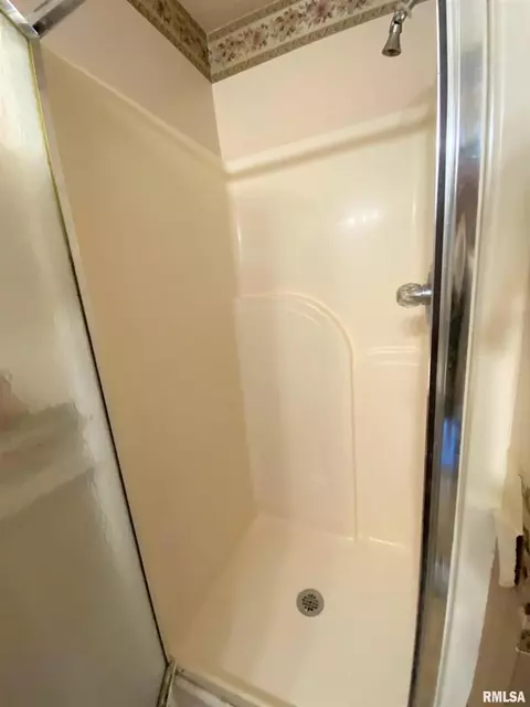 227 W Maple St, Flora, IL 62839 photo 34