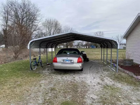 227 W Maple St, Flora, IL 62839 photo 4