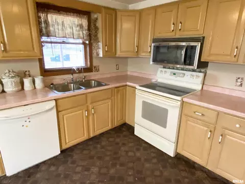 227 W Maple St, Flora, IL 62839 photo 16