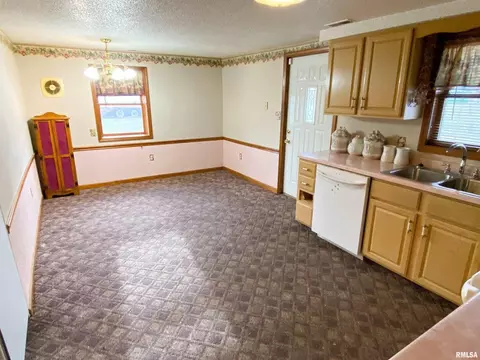 227 W Maple St, Flora, IL 62839 photo 26