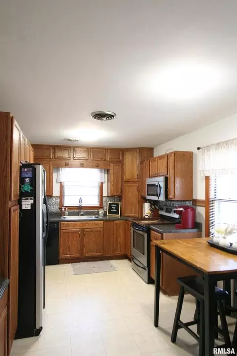 714 Montgomery Cir, Carmi, IL 62821 photo 7