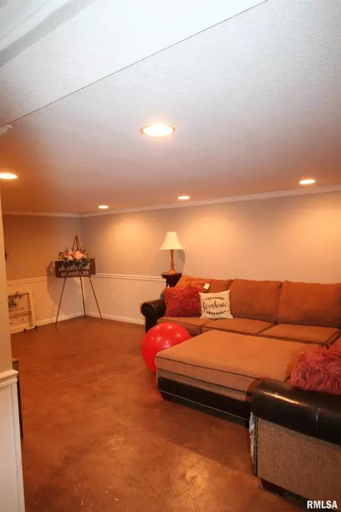714 Montgomery Cir, Carmi, IL 62821 photo 3