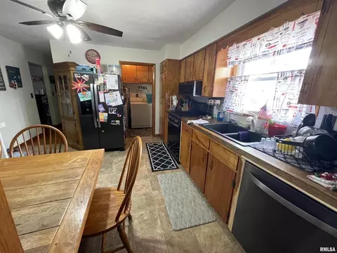 1020 Dover St, Centralia, IL 62801 photo 9