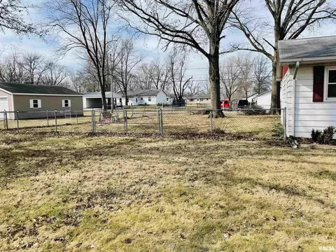 1020 Dover St, Centralia, IL 62801 photo 2