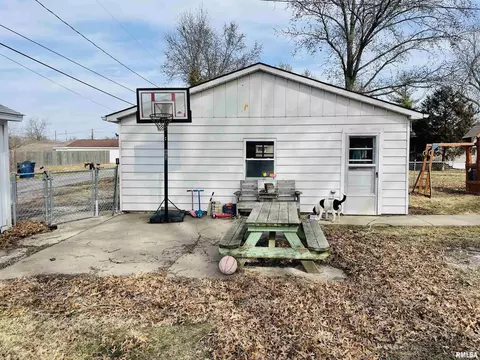 1020 Dover St, Centralia, IL 62801 photo 5