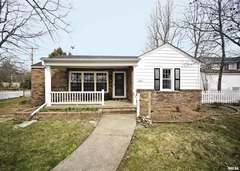 300 Allen St, Marion, IL 62959 photo 2