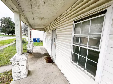 328 W 3rd St, Flora, IL 62839 photo 10