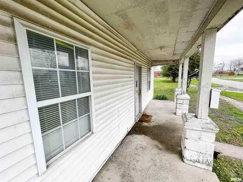 328 W 3rd St, Flora, IL 62839 photo 9