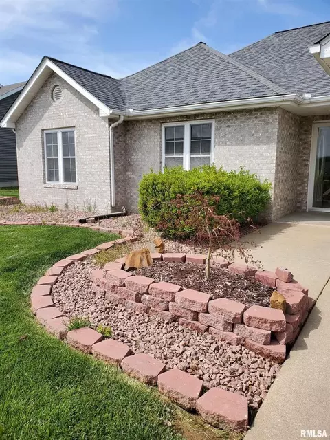 1410 Persimmon Dr, Marion, IL 62959 photo 2