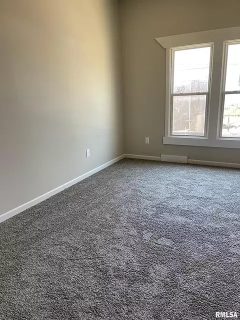 601 E Webster St, Benton, IL 62812 photo 5