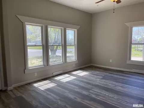 601 E Webster St, Benton, IL 62812 photo 6
