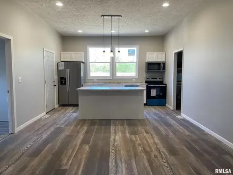 601 E Webster St, Benton, IL 62812 photo 4