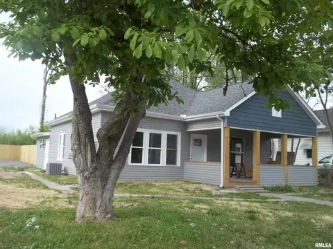 601 E Webster St, Benton, IL 62812 photo 1