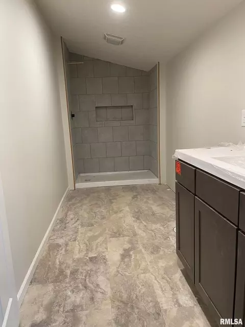 601 E Webster St, Benton, IL 62812 photo 7