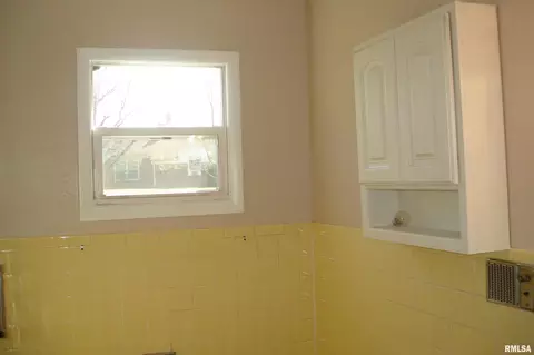 1221 E Poplar St, Herrin, IL 62948 photo 11