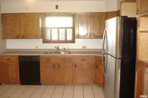 1221 E Poplar St, Herrin, IL 62948 photo 5