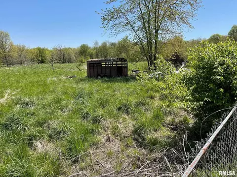907 Manitou St, Benton, IL 62812 photo 2