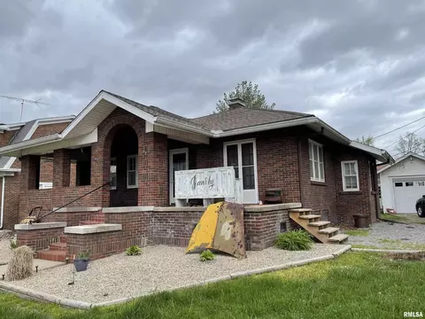 306 Oak St, Carmi, IL 62821 photo 2