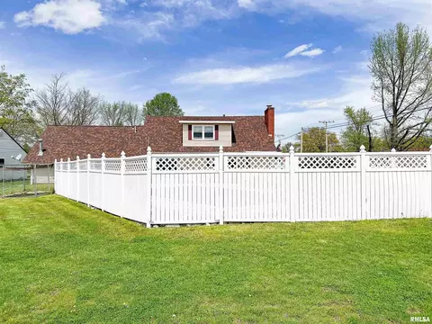 601 W 7th St, Flora, IL 62839 photo 4