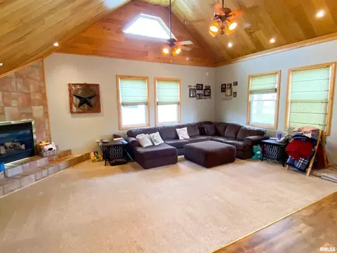 601 W 7th St, Flora, IL 62839 photo 8