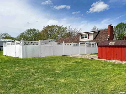 601 W 7th St, Flora, IL 62839 photo 3