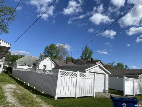 220 N Cherry St, Centralia, IL 62801 photo 2