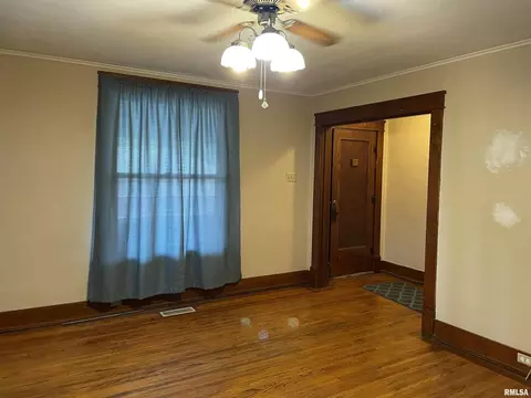 215 E 6th St, Centralia, IL 62801 photo 3