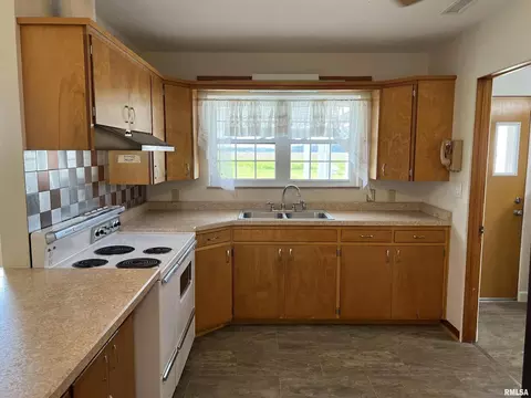 910 Middleton St, Iuka, IL 62849 photo 10