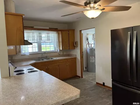 910 Middleton St, Iuka, IL 62849 photo 9