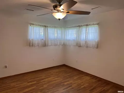 910 Middleton St, Iuka, IL 62849 photo 16