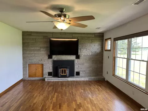 910 Middleton St, Iuka, IL 62849 photo 4