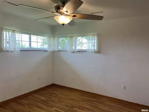 910 Middleton St, Iuka, IL 62849 photo 12
