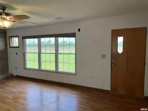 910 Middleton St, Iuka, IL 62849 photo 5