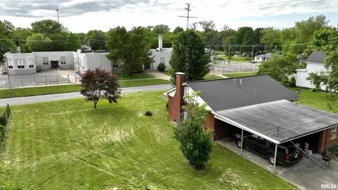 706 4th St, Carmi, IL 62821 photo 2