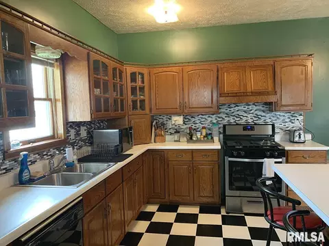 1321 W Cherry St, Herrin, IL 62948 photo 7
