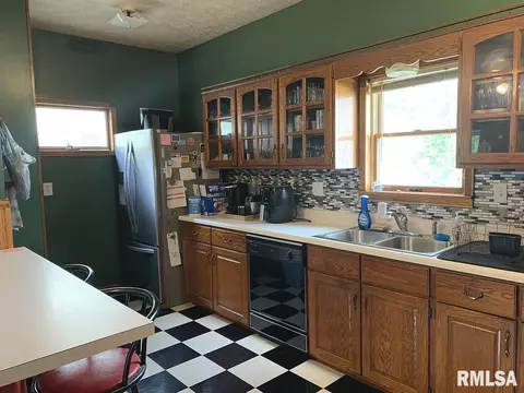 1321 W Cherry St, Herrin, IL 62948 photo 6