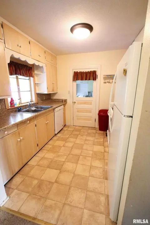 124 11th St, Carmi, IL 62821 photo 5