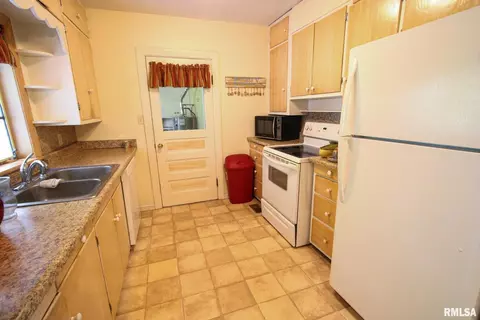 124 11th St, Carmi, IL 62821 photo 4